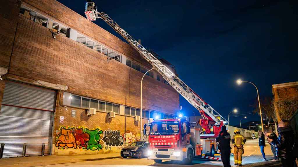 Los 'fura' de Badalona y Sant Adrià de Besòs revisan los tejados de una nave en busca de los ladrones