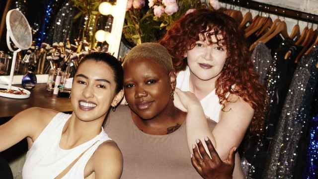 Tres mujeres posan en una campaña publicitaria de Avon
