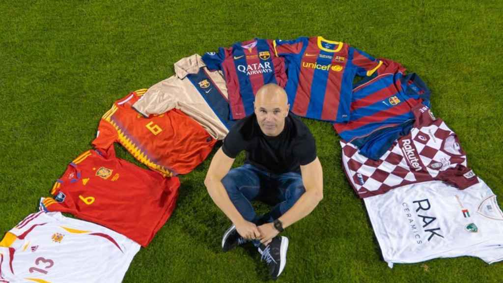 Andrés Iniesta, rodeado con las camisetas que ha vestido como futbolista