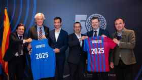 Los altos mandos del Barça posan con los directivos de Serveto en la firma del acuerdo de patrocinio