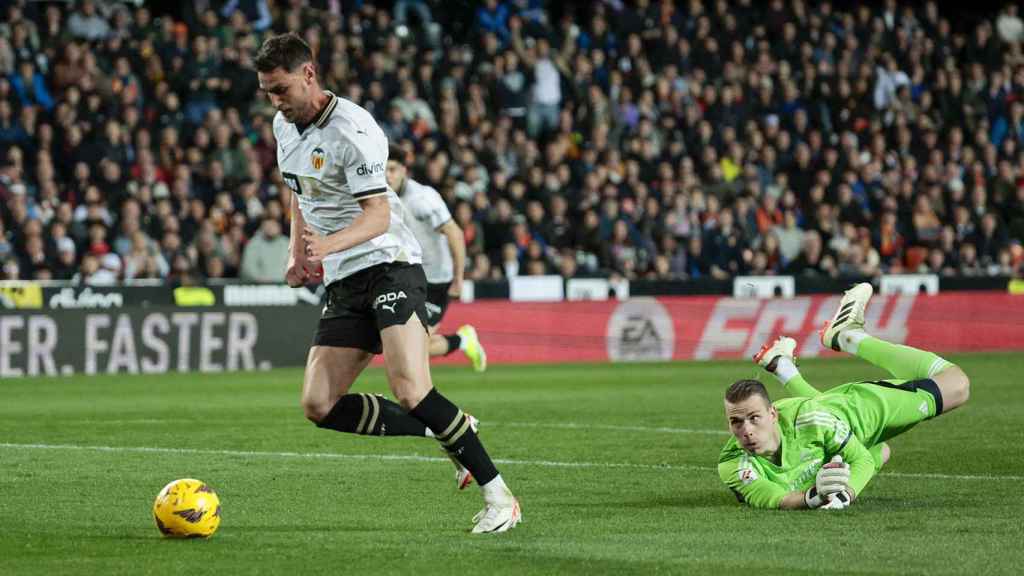 Yaremchuk supera a Lunin y marca contra el Real Madrid en Mestalla