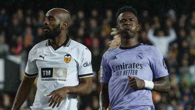 Foulquier y Vinicius, durante el empate del Valencia contra el Real Madrid en Mestalla