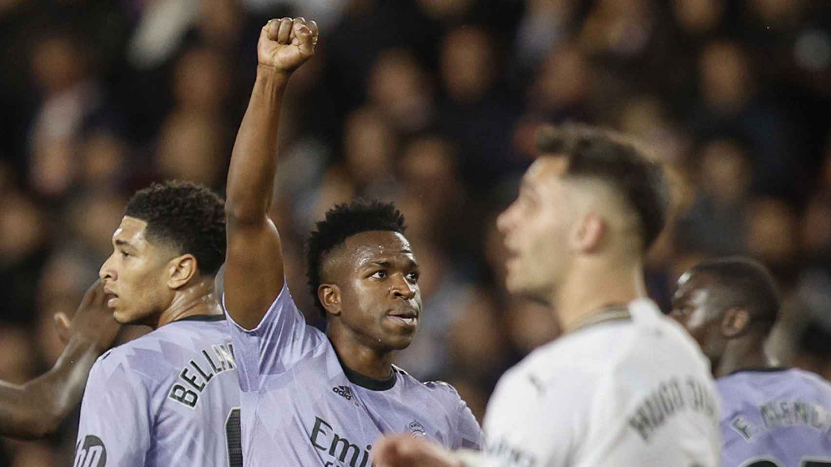 Vinicius festeja su gol ante la grada de Mestalla