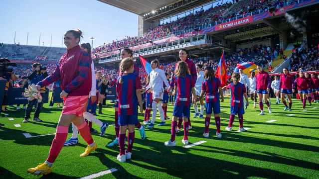 Las jugadoras del Barça Femenino y el Real Madrid salen al terreno de juego en Montjuïc