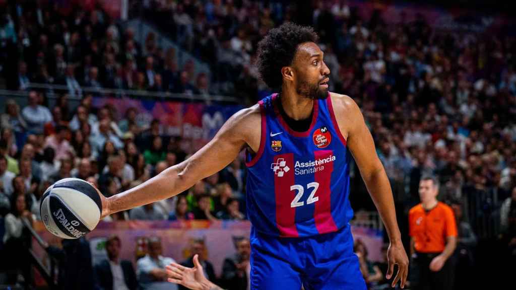 Jabari Parker se luce con el balón en un partido del Barça de basket