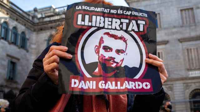 Un manifestante muestra una pancarta enla que pide libertad para Dani Gallardo