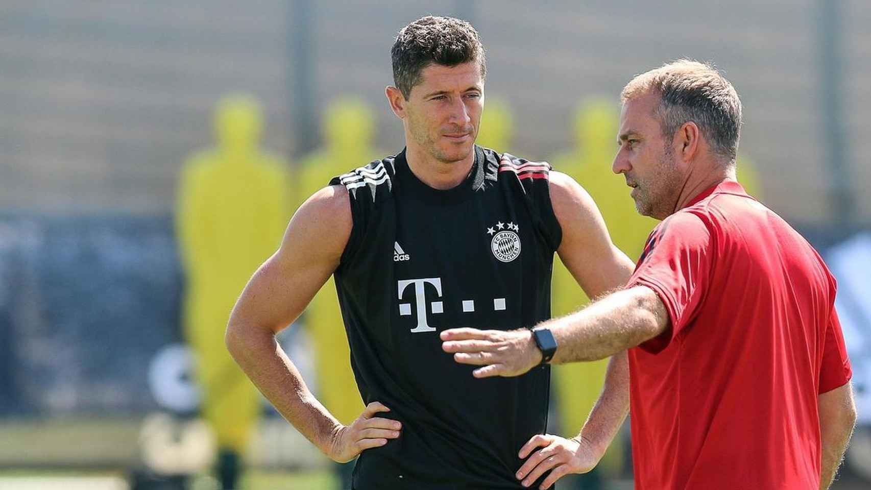 Lewandowski escucha las indicaciones de Flick en un entrenamiento del Bayern