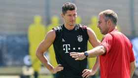 Lewandowski escucha las indicaciones de Flick en un entrenamiento del Bayern