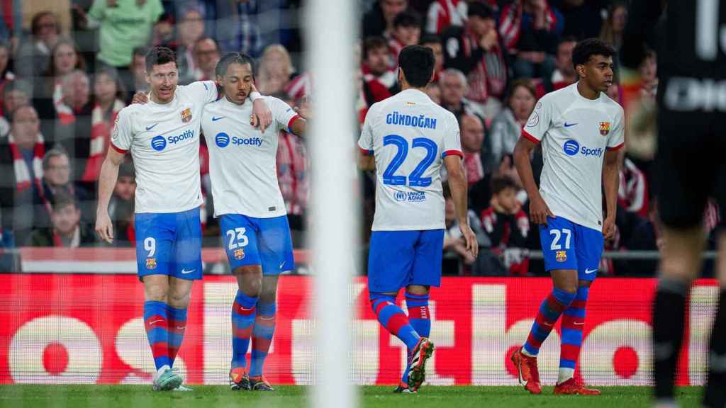 Los futbolistas del Barça festejan un tanto anotado en San Mamés