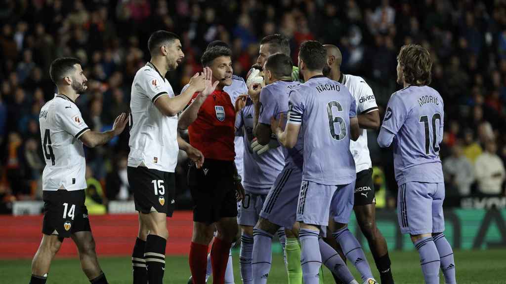 Los jugadores del Real Madrid protestan a Gil Manzano por el gol anulado