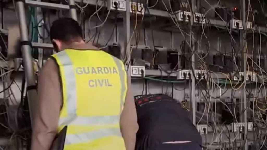 Agentes de los Mossos d'Esquadra y la Guardia Civil desmantelan una granja de criptomonedas