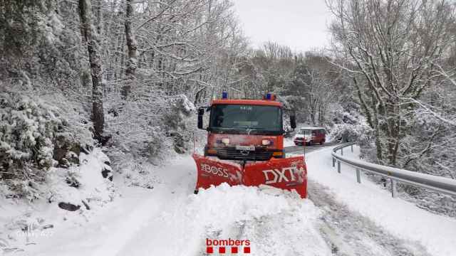 Las nevadas han obligado a los Bomberos a efectuar una treintena de servicios hasta el mediodía de este domingo