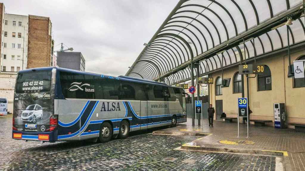 Imagen de un bus de Alsa en la Estación del Nord de Barcelona
