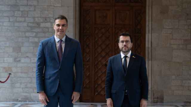 El presidente del Gobierno, Pedro Sánchez (i), y el presidente de la Generalitat, Pere Aragonès (d), se reúnen en el Palau de la Generalitat, a 21 de diciembre de 2023