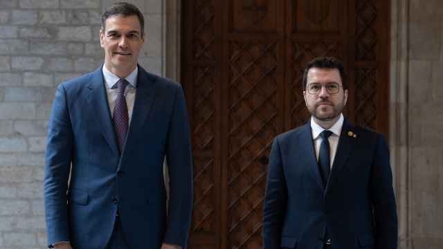 El presidente del Gobierno, Pedro Sánchez (i), y el presidente de la Generalitat, Pere Aragonès (d), se reúnen en el Palau de la Generalitat, a 21 de diciembre de 2023