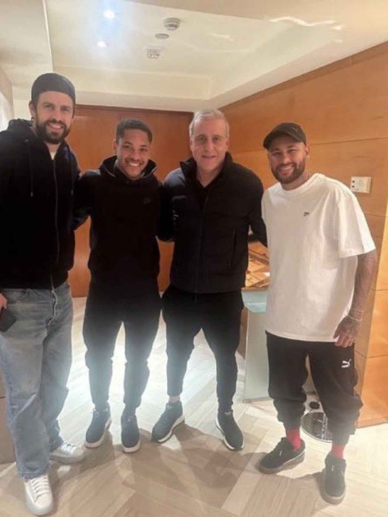Piqué, Vitor Roque, Cury y Neymar, juntos en la ciudad de Barcelona