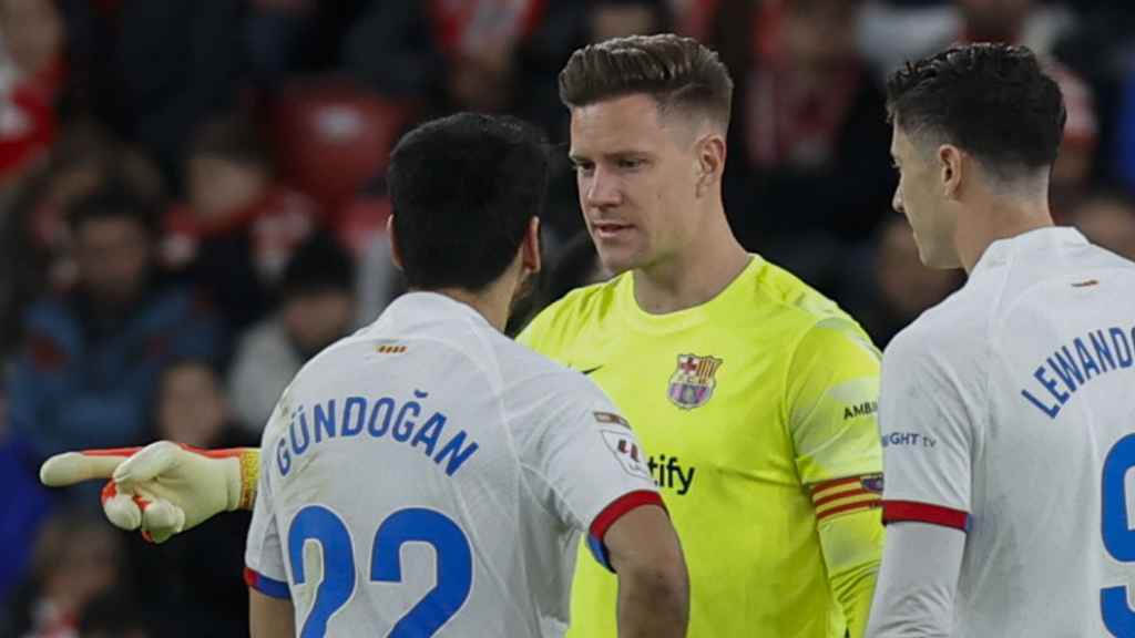 Ter Stegen habla con Gundogan durante el Athletic-Barça en San Mamés