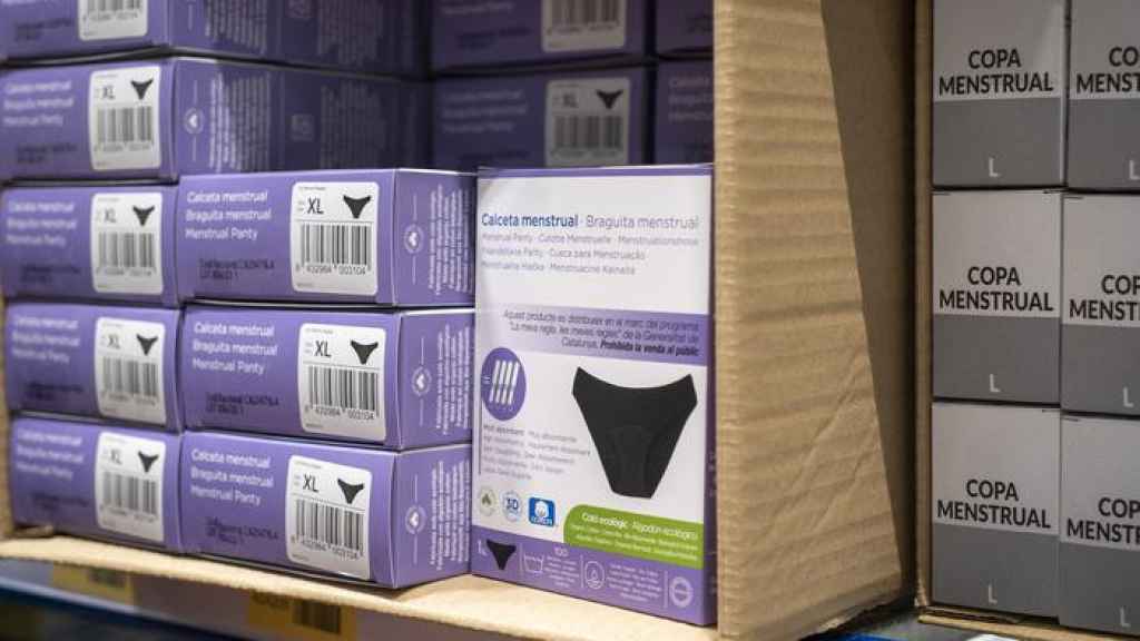 Bragas y copas menstruales en el almacén de la Generalitat