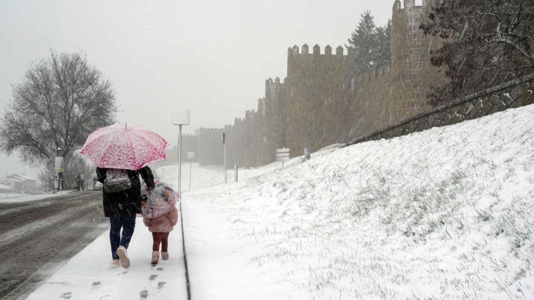La muralla de Ávila, cubierta de nieve este fin de semana