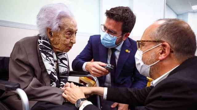 El presidente de la Generalitat, Pere Aragonès, y el conseller de Derechos Sociales, Carles Campuzano, visitan a Maria Branyas, la persona más longeva del planeta, en su 116 cumpleaños