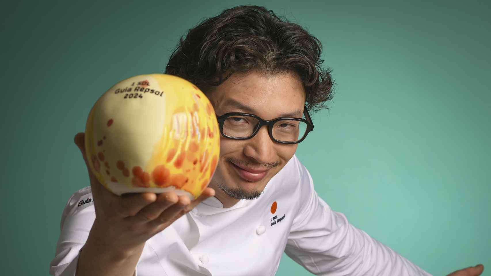 El chef Yoshikazu Suto con un Sol de la guía Repsol