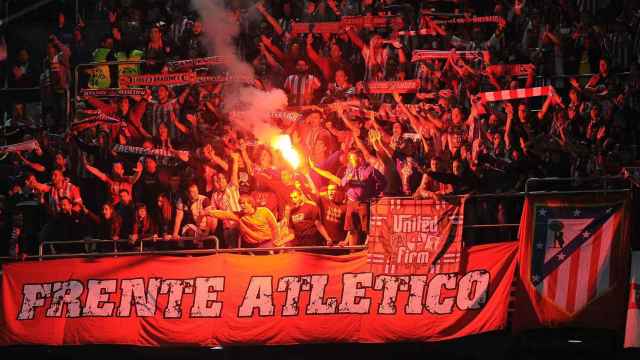 Ultras del Atlético de Madrid encienden bengalas