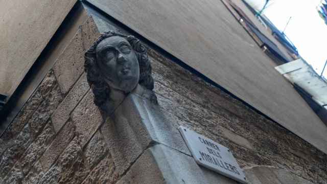 Caras esculpidas en piedra en el casco antiguo de Barcelona