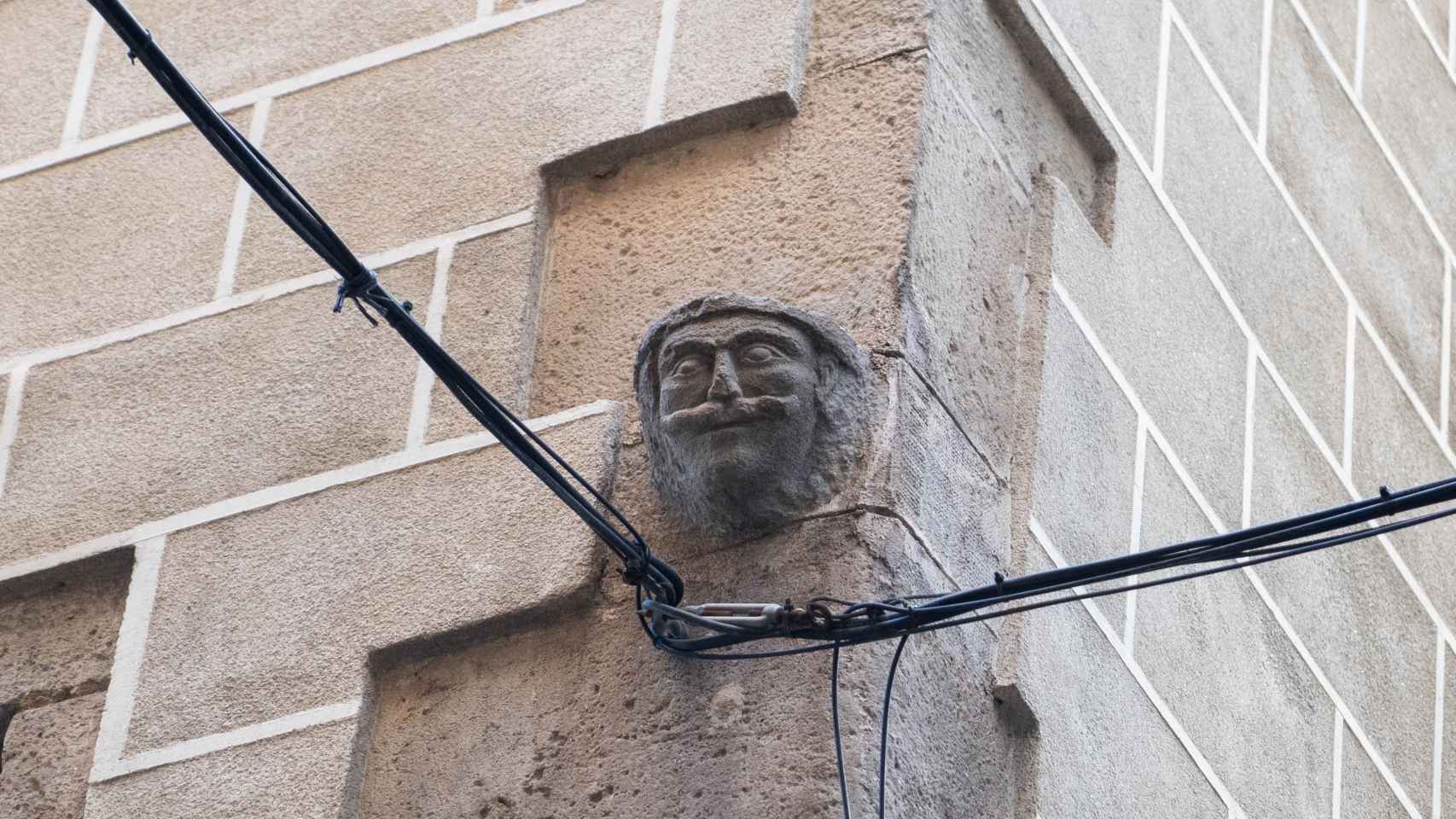 Caras esculpidas en piedra en el casco antiguo de Barcelona