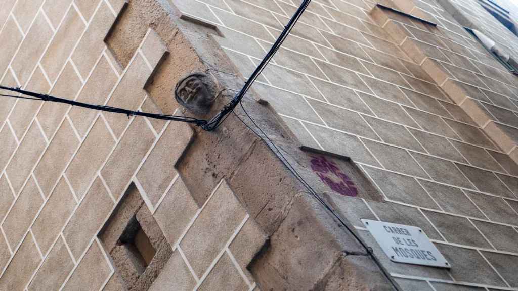 Caras esculpidas en piedra en el casco antiguo de Barcelona