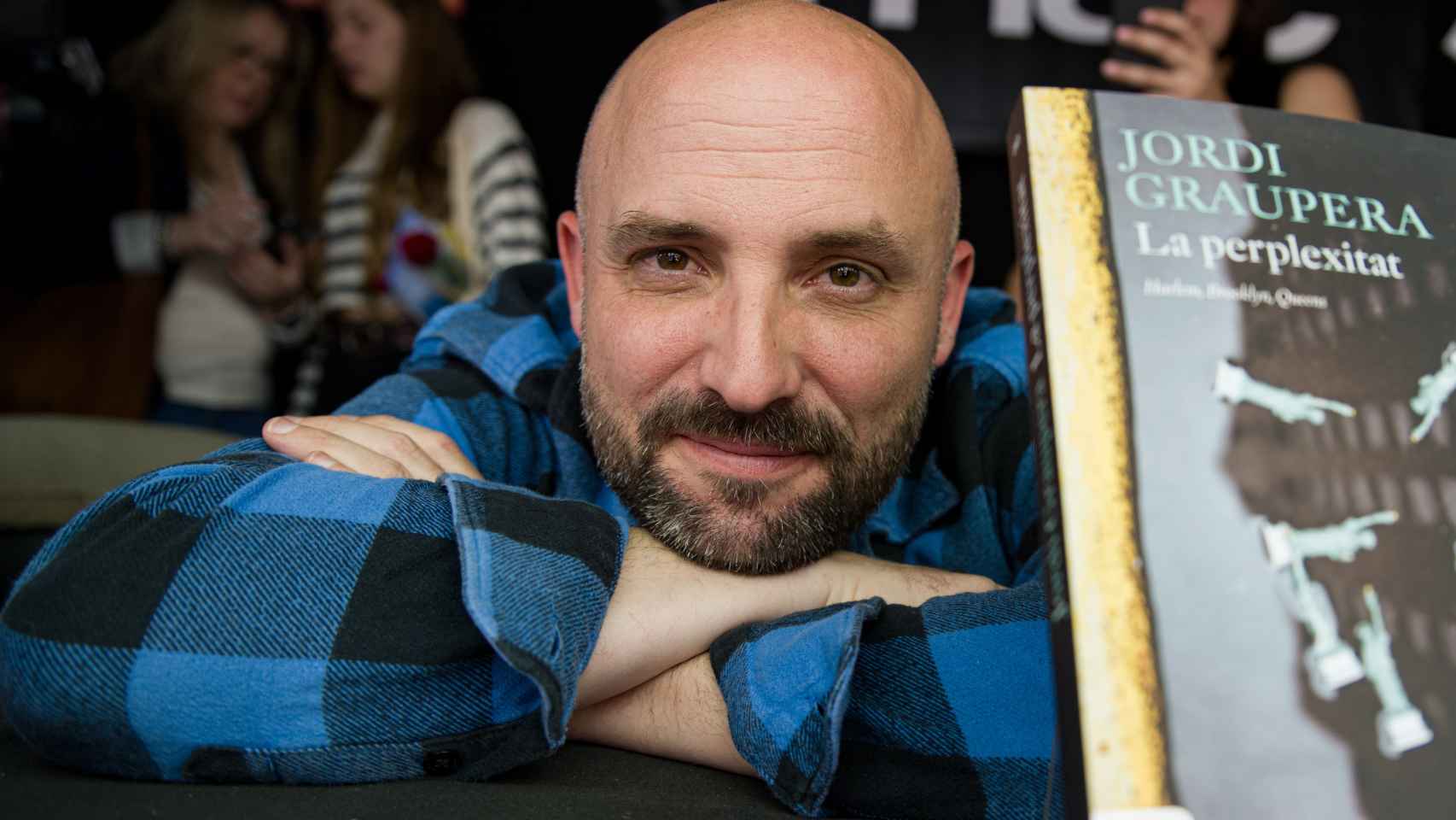 El periodista Jordi Graupera en una firma de libros en Sant Jordi