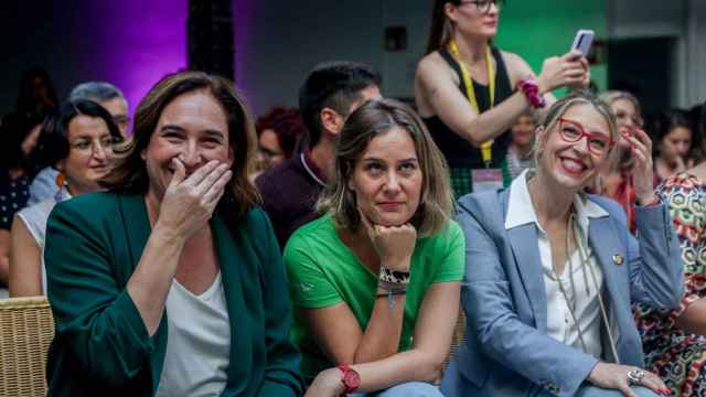 La exalcaldesa de Barcelona, Ada Colau (i), y la líder de los comunes en el Parlament, Jéssica Albiach (c)