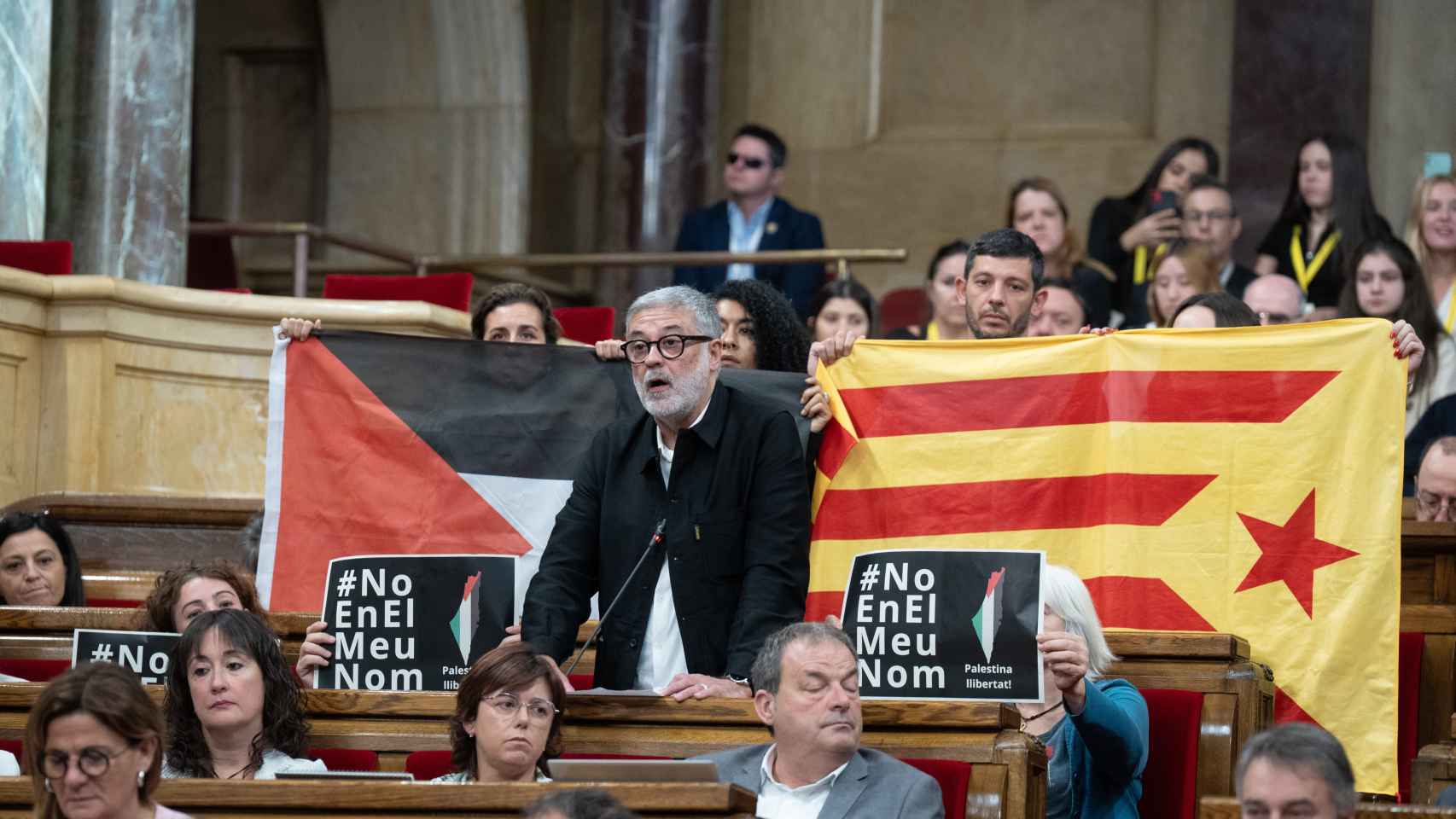 El diputado de la CUP, Carles Riera, interviene en una sesión plenaria en el Parlament