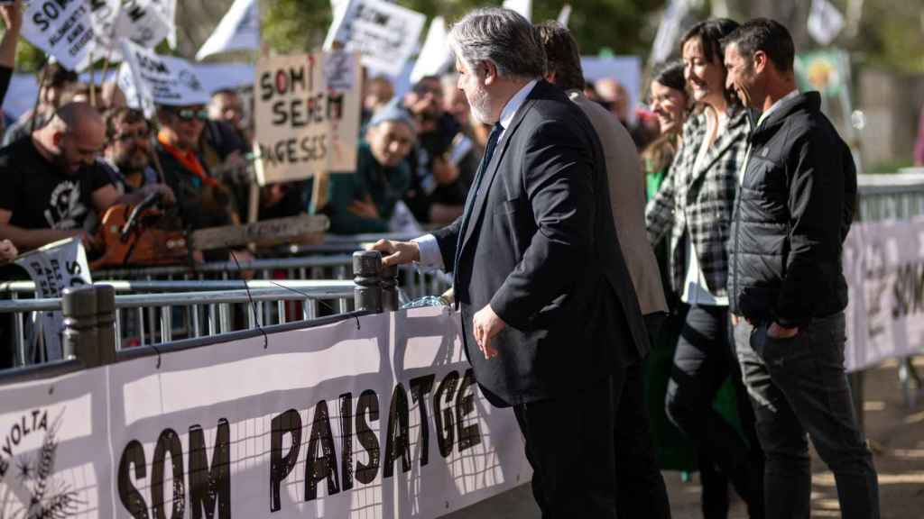 Albert Batet (Junts) saludando a los concentrados