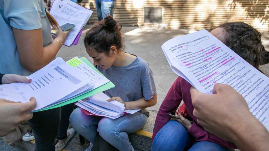 Estudiantes de 4º de ESO repasando para un examen