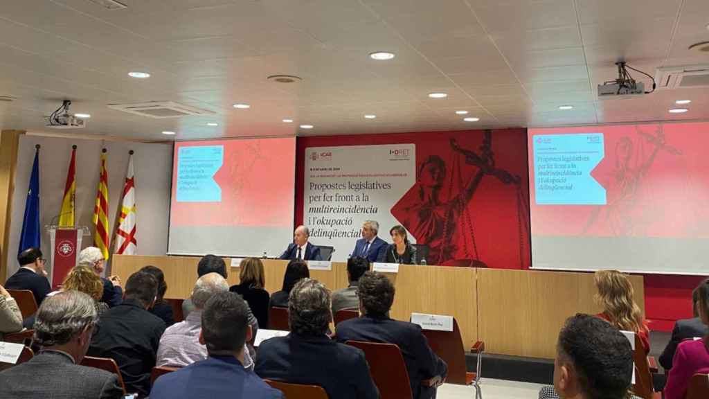 El abogado Jesús María Sánchez (i); el alcalde de Barcelona, Jaume Collboni (c), y la abogada Cristina Vallejo (d)