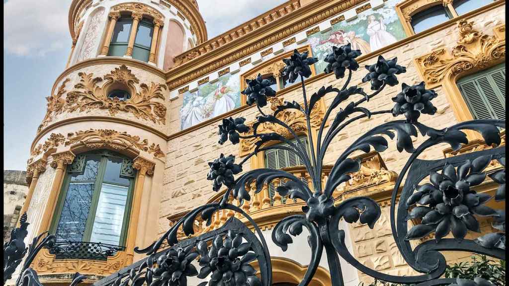 La verja y torreones de la Casa Bernat Creus de Barcelona