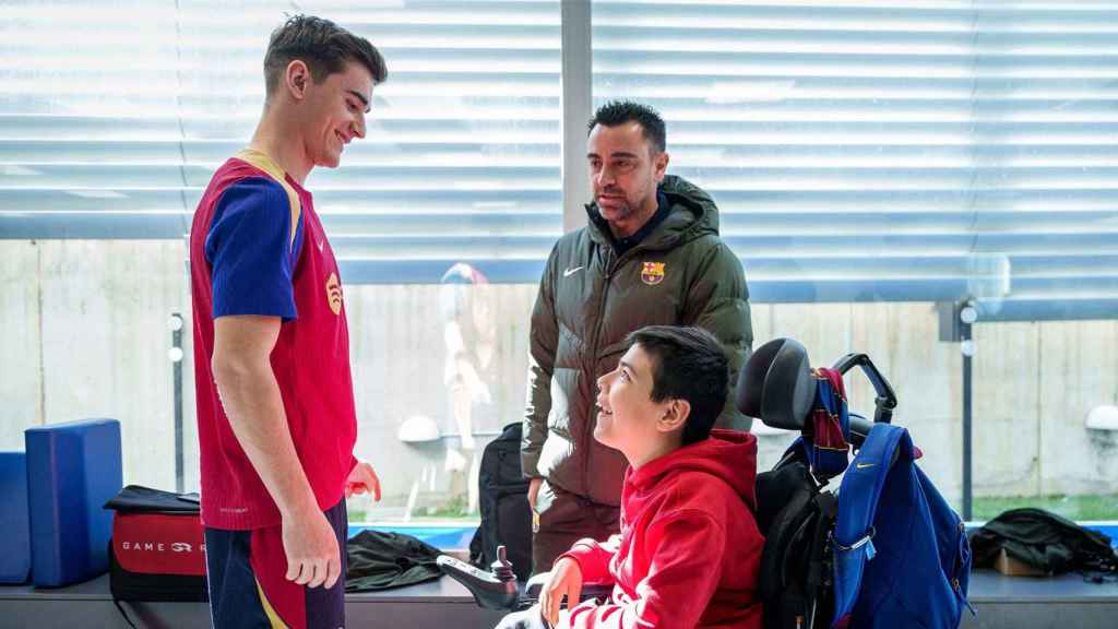 Gavi, junto a Xavi, compartiendo un momento emotivo con Bruno