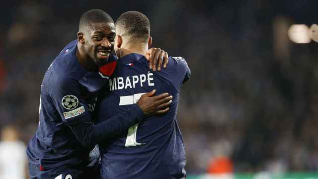 Dembelé abraza a Mbappé tras ganar en casa de la Real Sociedad