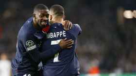 Dembelé abraza a Mbappé tras ganar en casa de la Real Sociedad