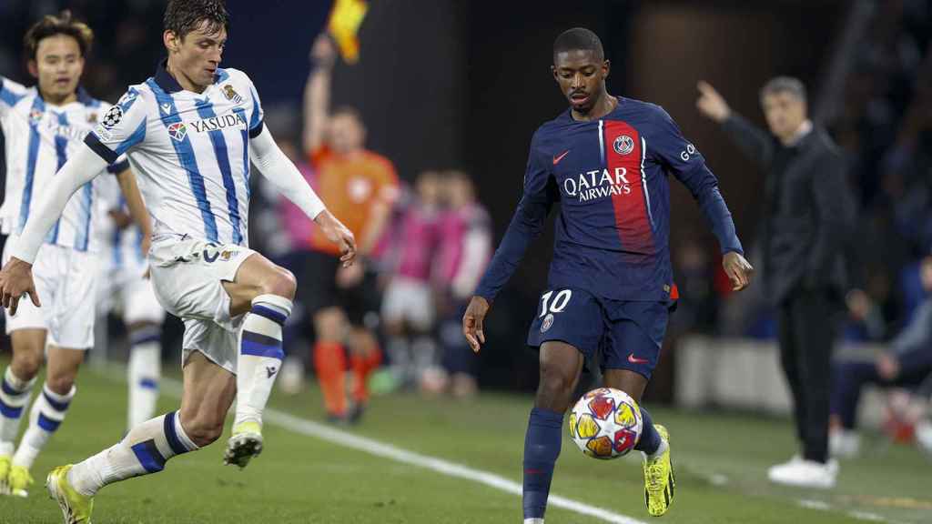 Dembelé busca superar en velocidad a Le Normand