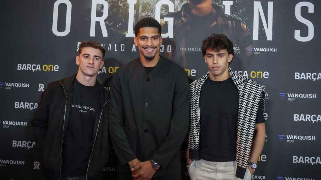 Ronald Araujo, junto a Gavi y Joao Félix, en el estreno de su documental