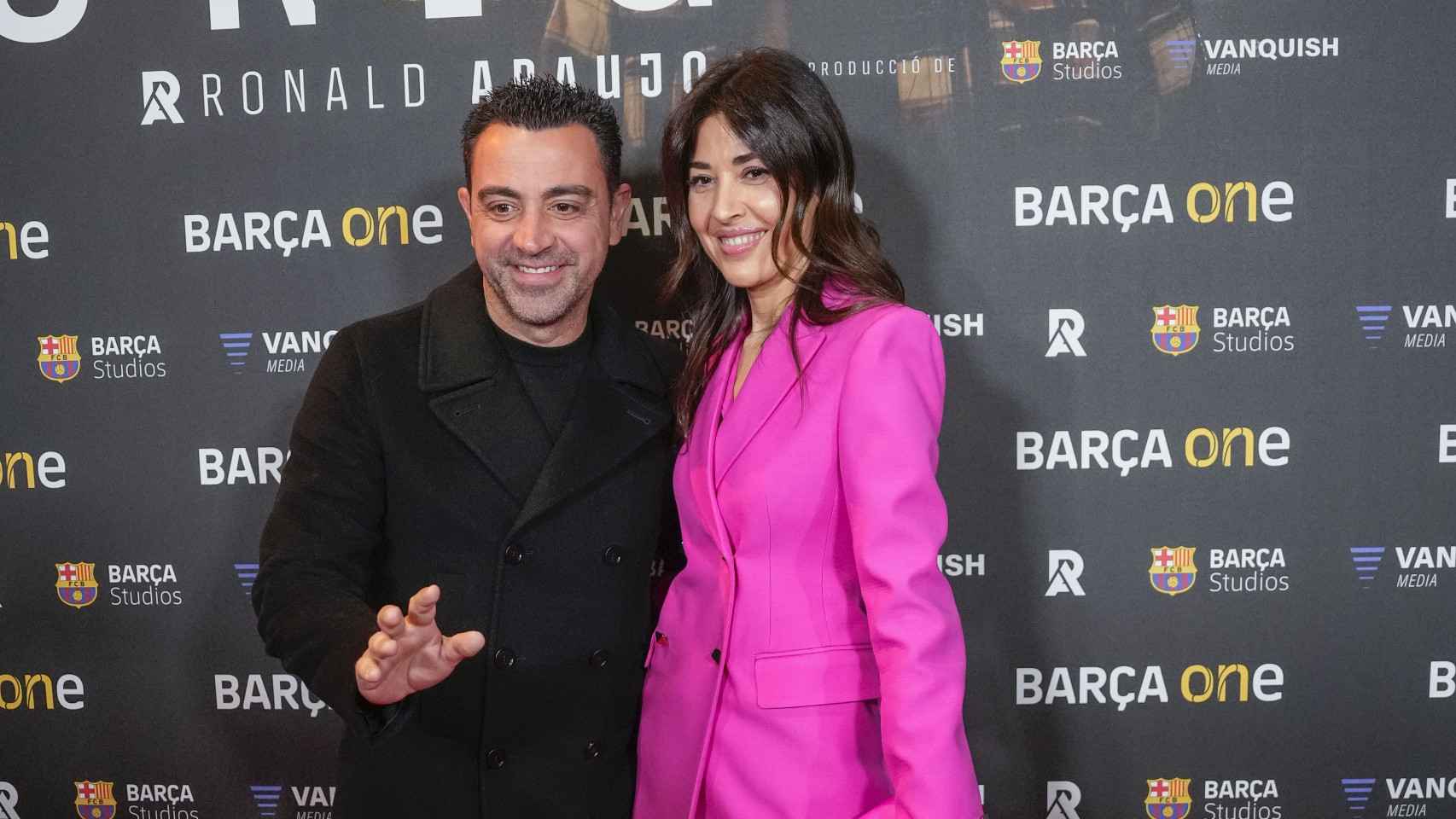 Xavi Hernández, junto a su esposa, en el estreno del documental de Barça One