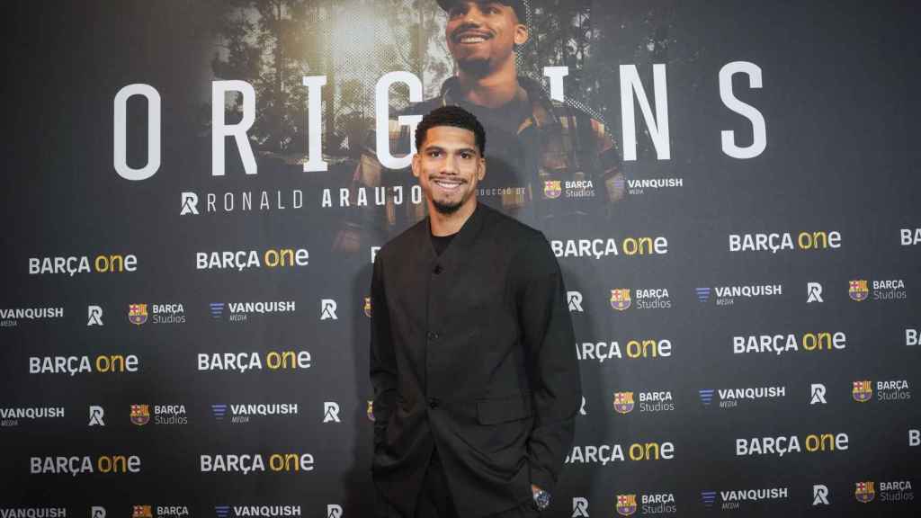 Ronald Araujo posa para las cámaras en el estreno del documental 'Origins'