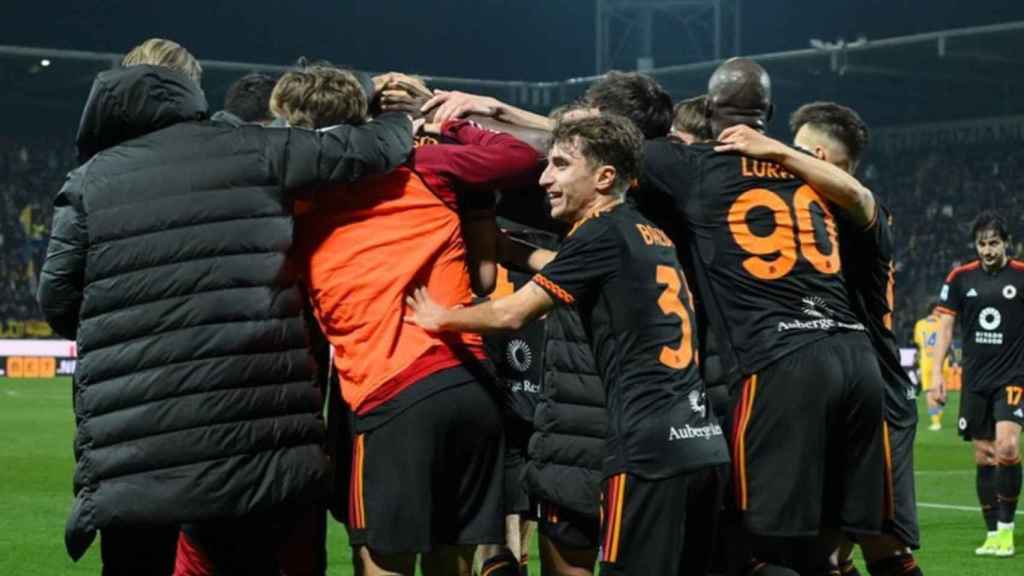 Los jugadores de la Roma celebran la victoria contra el Frosinone