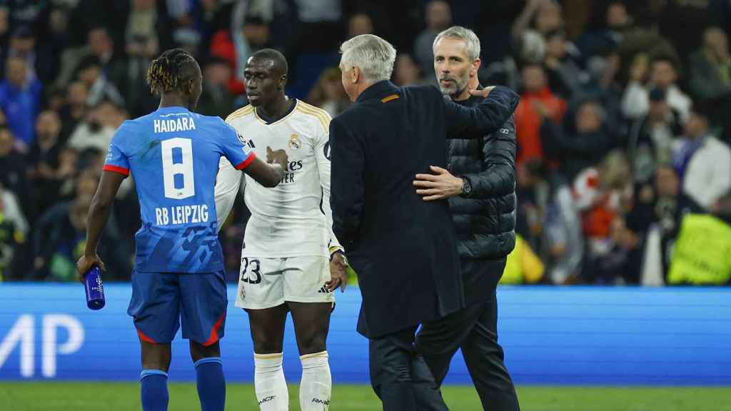 El saludo de Ancelotti y Rose tras finalizar el Real Madrid contra el RB Leipzig