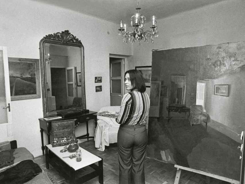 Isabel Quintanilla sorprendida por el fotógrafo Stefan Moses durante la ejecución del lienzo ‘Gran Interior’ (1973).
