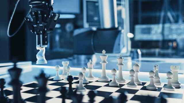 Un robot jugando al ajedrez