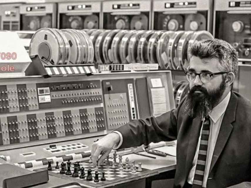 John McCarthy con una computadora IBM en la Universidad de Standford (1967)