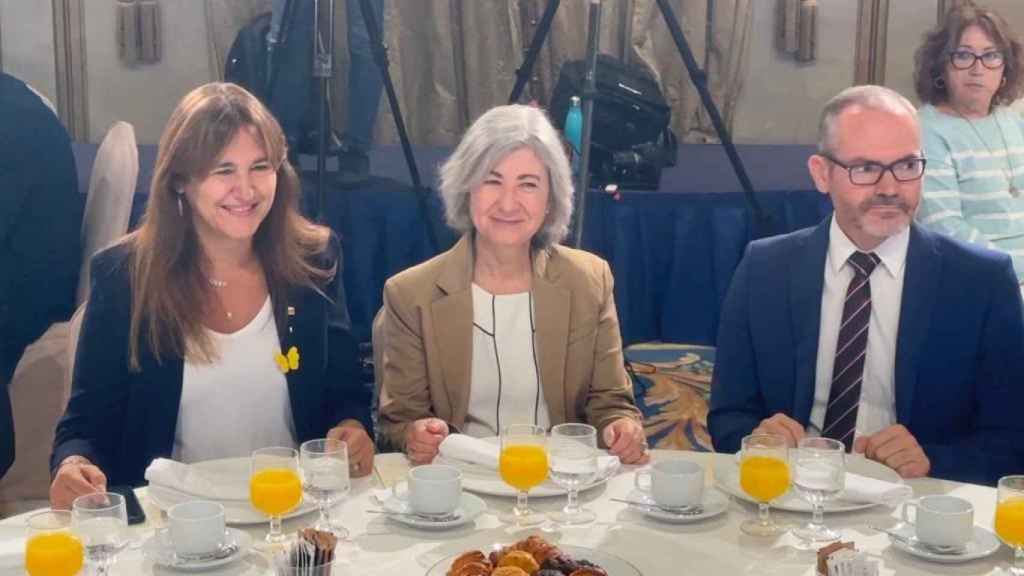 La presidenta de la ANC, Dolors Feliu, con la presidenta de Junts, Laura Borràs, y el exvicepresidente del Parlament Josep Costa