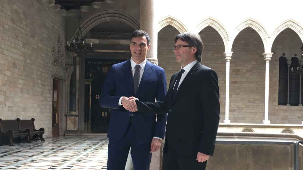 El presidente del Gobierno, Pedro Sánchez, y el entonces presidente catalán, Carles Puigdemont, en 2017